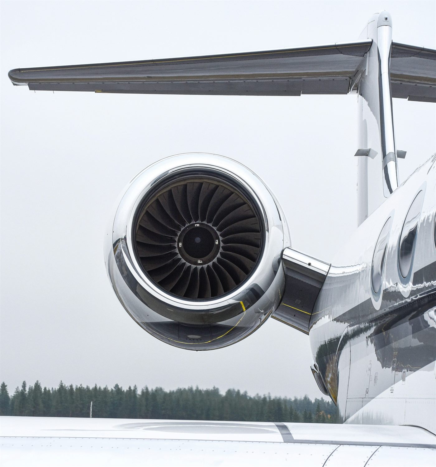 Detalle de la góndola de motor de un jet ejecutivo, con el cromo pulido reflejando el entorno